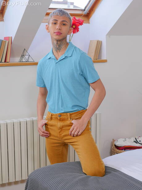 Le minet chaud Archi Gold pose nu et montre ses fesses chaudes