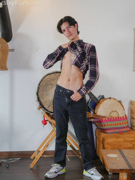 Gorący latynoski młodzieniec Danny Collins pozuje nago