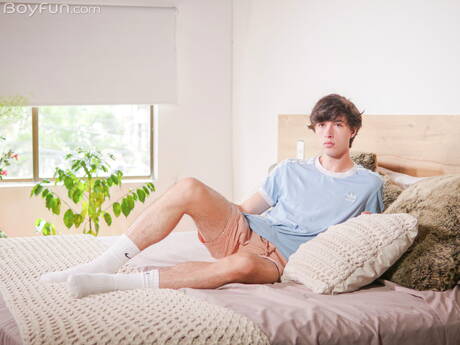 Jonge Milo Thunder poseert naakt