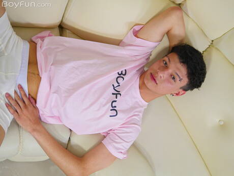 若い男セバスチャン・ジェドがヌードでポーズをとる