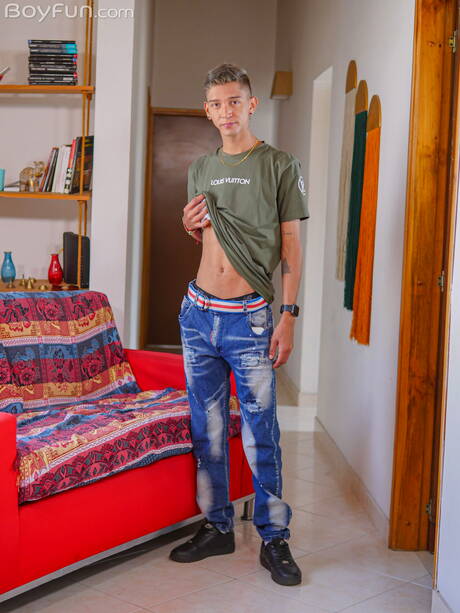 Der junge Nicolas Greey posiert nackt und zeigt seinen knackigen Hintern