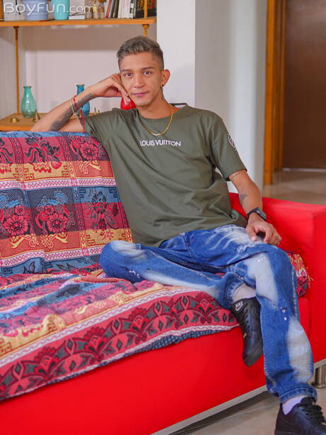 Der junge Nicolas Greey posiert nackt und zeigt seinen knackigen Hintern