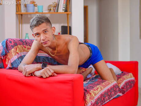 Der junge Nicolas Greey posiert nackt und zeigt seinen knackigen Hintern