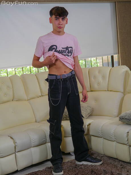 Der junge Kerl Kamada Joe posiert nackt