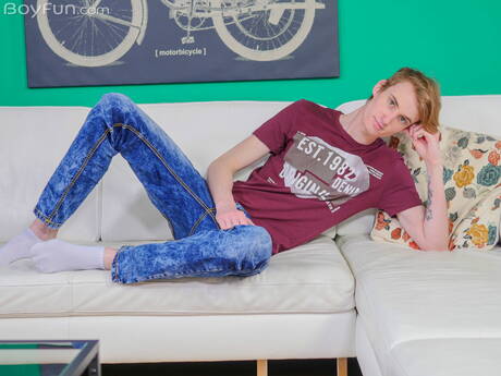 Der junge Korben Dallas posiert nackt und zeigt seinen knackigen Hintern