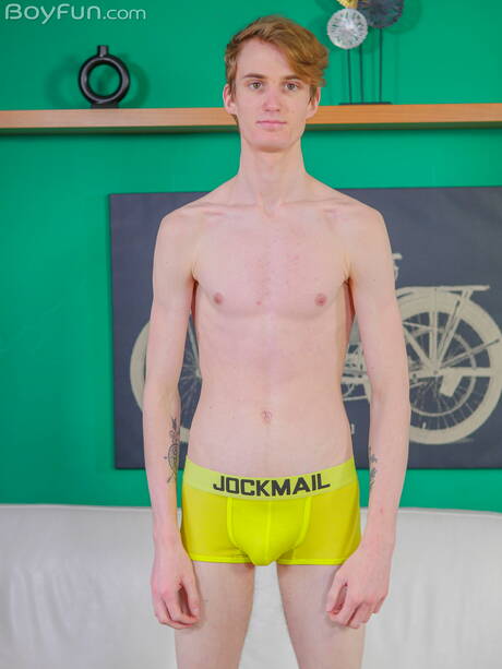 Der junge Korben Dallas posiert nackt und zeigt seinen knackigen Hintern