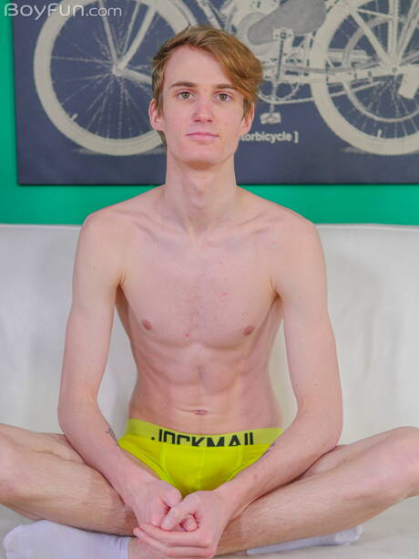 Der junge Korben Dallas posiert nackt und zeigt seinen knackigen Hintern