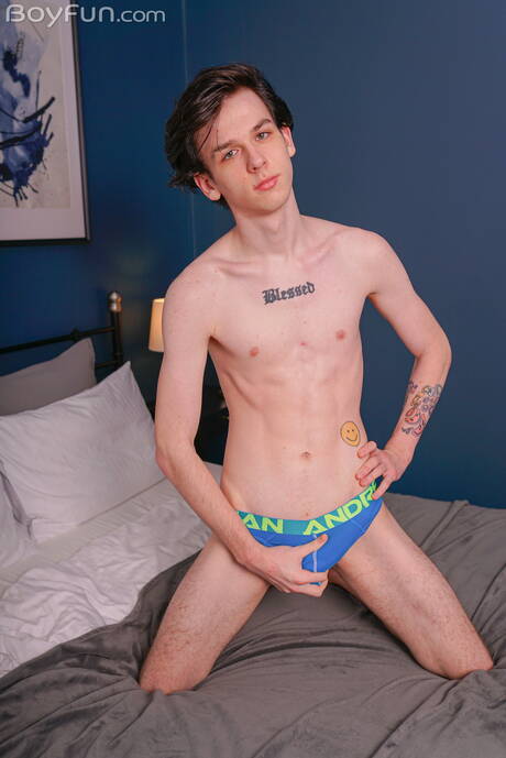 Gorący młodzieniec Ben Kiss pokazuje piękne ciało