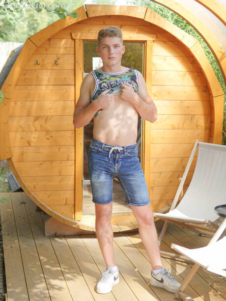 Hete twink Paul Mason poseert naakt buiten