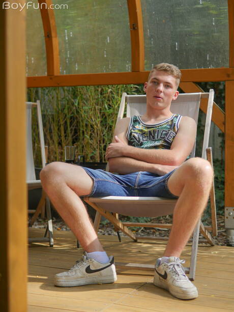 Hete twink Paul Mason poseert naakt buiten