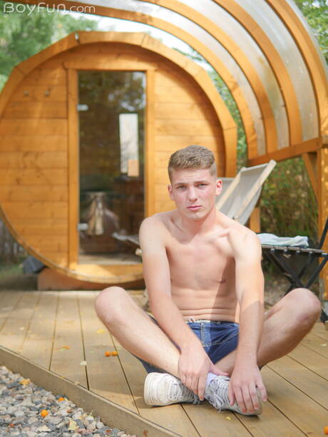 Hete twink Paul Mason poseert naakt buiten