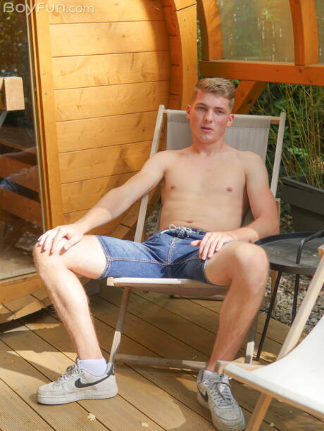 Hete twink Paul Mason poseert naakt buiten