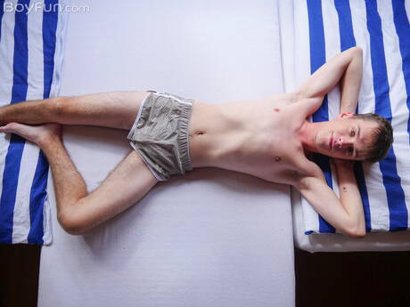 Boyfun: Ładny chłopak Jean Gilliam pozuje nago i pokazuje gorący tyłek