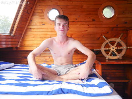 Knappe jongen Jean Gilliam poseert naakt en laat zijn hete kont zien