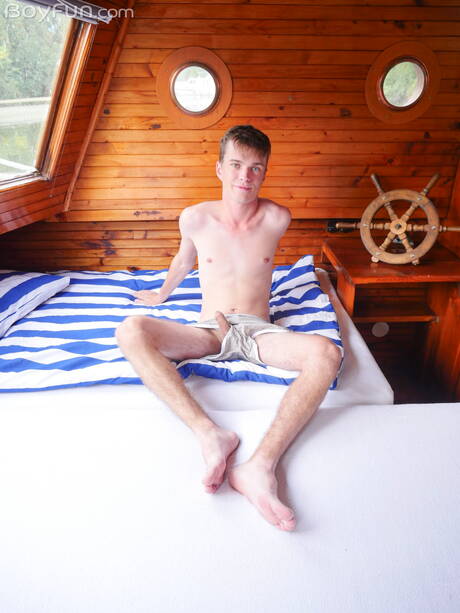 Ładny chłopak Jean Gilliam pozuje nago i pokazuje gorący tyłek