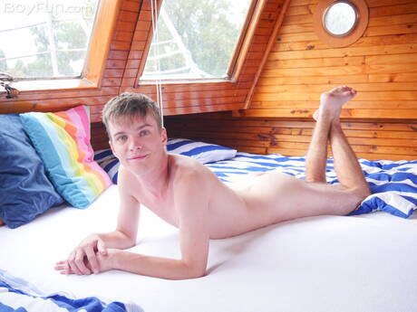 Knappe jongen Jean Gilliam poseert naakt en laat zijn hete kont zien