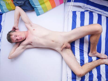 Knappe jongen Jean Gilliam poseert naakt en laat zijn hete kont zien