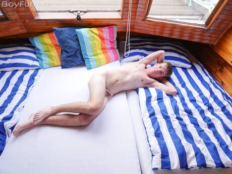 Knappe jongen Jean Gilliam poseert naakt en laat zijn hete kont zien