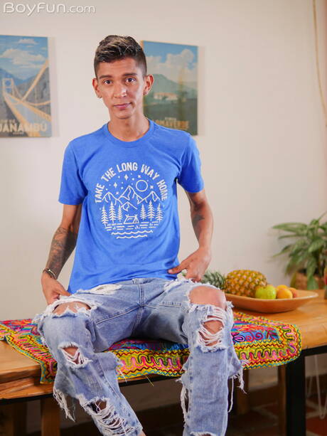 Der lateinamerikanische Twink Nicolas Greey posiert nackt und zeigt seinen heißen Hintern