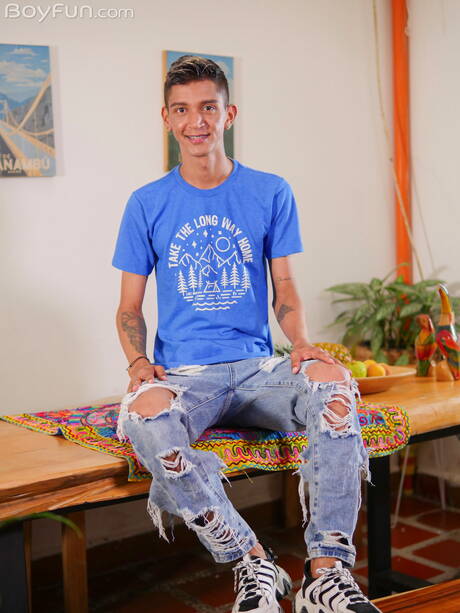 Der lateinamerikanische Twink Nicolas Greey posiert nackt und zeigt seinen heißen Hintern