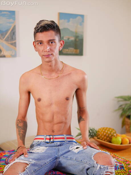 Der lateinamerikanische Twink Nicolas Greey posiert nackt und zeigt seinen heißen Hintern