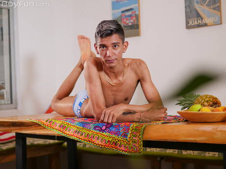 Der lateinamerikanische Twink Nicolas Greey posiert nackt und zeigt seinen heißen Hintern