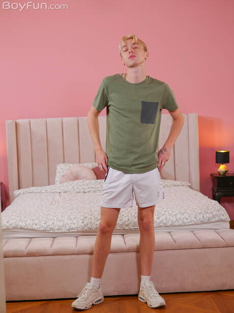 Young dude Danny Junior undressing and showing his butt