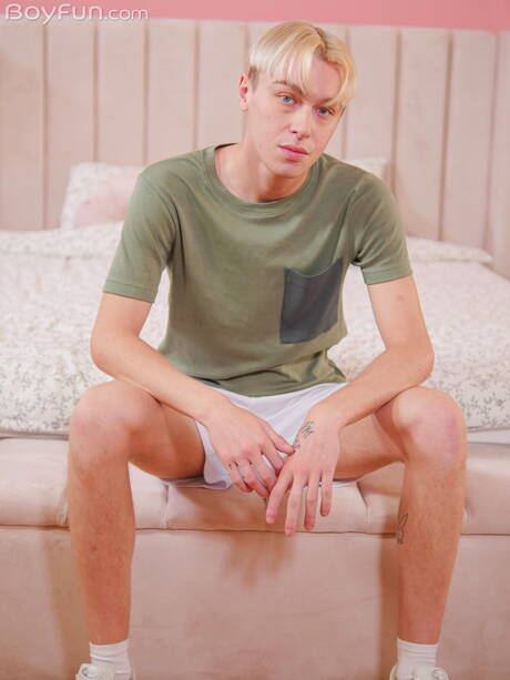 Young dude Danny Junior undressing and showing his butt