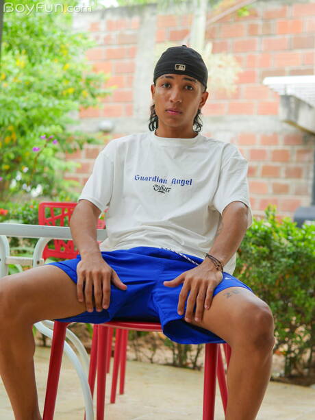 Black hot twink Sean Scoth shows a beautiful body outdoor