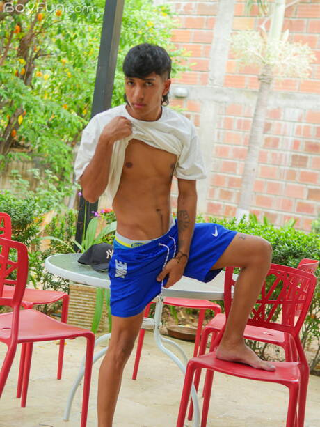 Black hot twink Sean Scoth shows a beautiful body outdoor