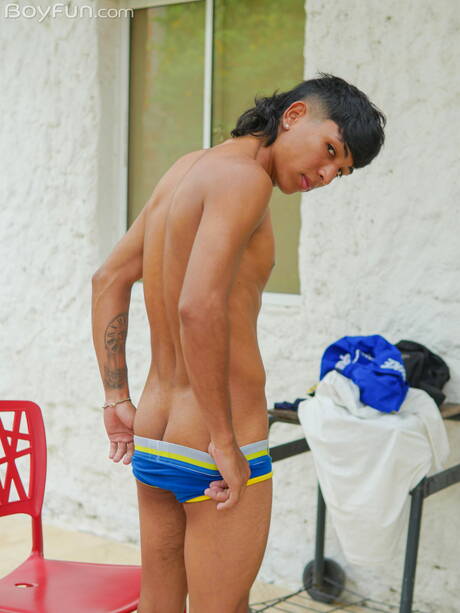 Black hot twink Sean Scoth shows a beautiful body outdoor