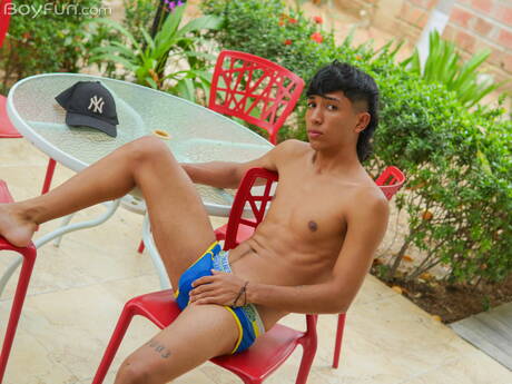 Black hot twink Sean Scoth shows a beautiful body outdoor