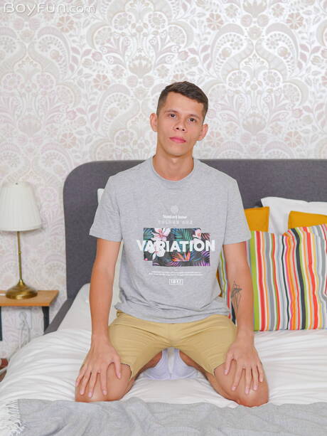 Der hübsche Junge Andy Reyes posiert nackt und zeigt seinen Hintern