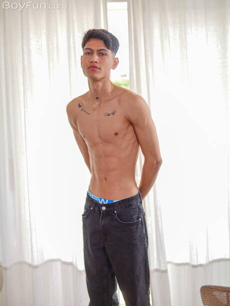 Der junge Tonni Veroncini wichst seinen Schwanz