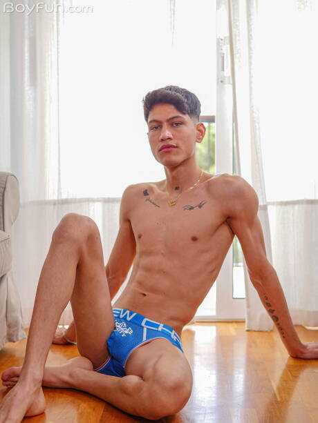 Der junge Tonni Veroncini wichst seinen Schwanz