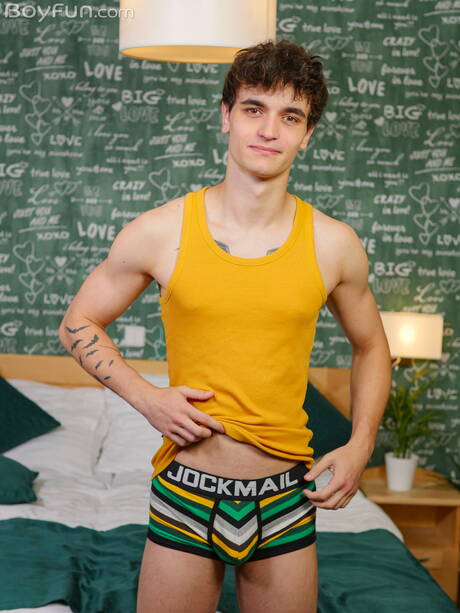 Der kleine Bert Kuna posiert nackt