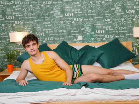 Der kleine Bert Kuna posiert nackt