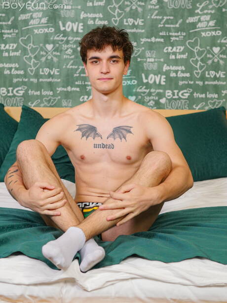 Der kleine Bert Kuna posiert nackt