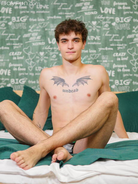 Der kleine Bert Kuna posiert nackt