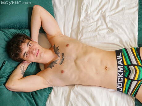 Der kleine Bert Kuna posiert nackt