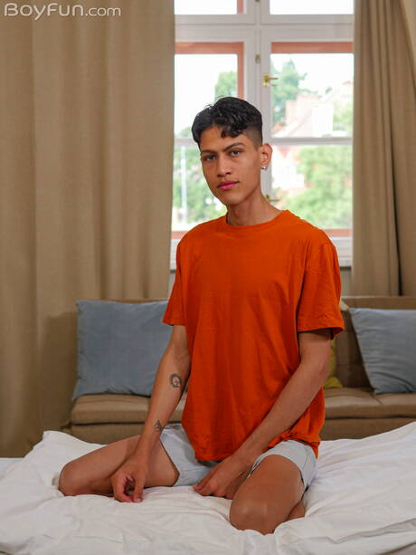 Twink Tonni Veroncini posiert nackt