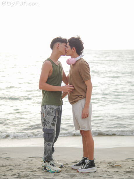 Boyfun: 若い男アイザック・ミュラーと若いミルコン・トンソが屋外でアナルを掘っている