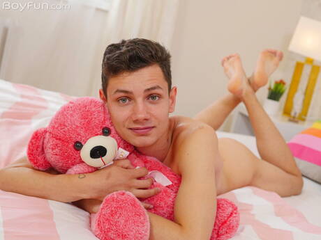 Der junge Nils Larsen zieht sich aus und zeigt seinen heißen Arsch