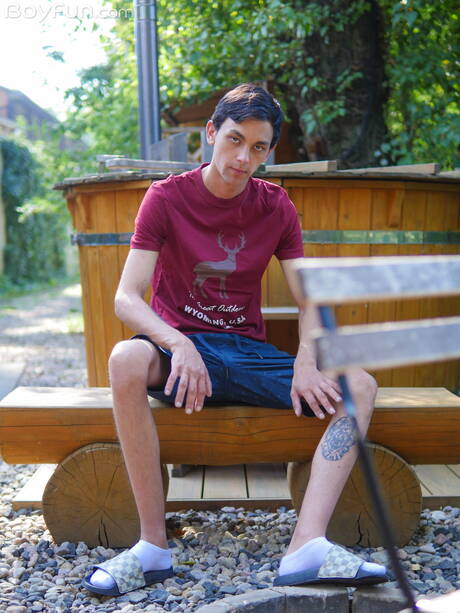 Jonge jongen Carlos Costa poseert naakt buiten