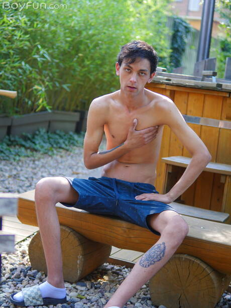 Jonge jongen Carlos Costa poseert naakt buiten