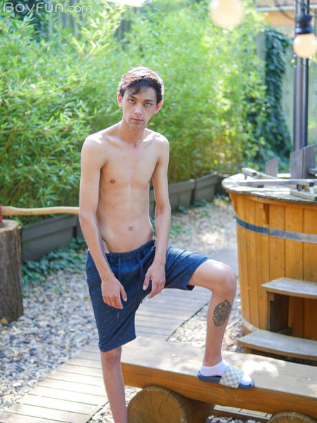 Jonge jongen Carlos Costa poseert naakt buiten