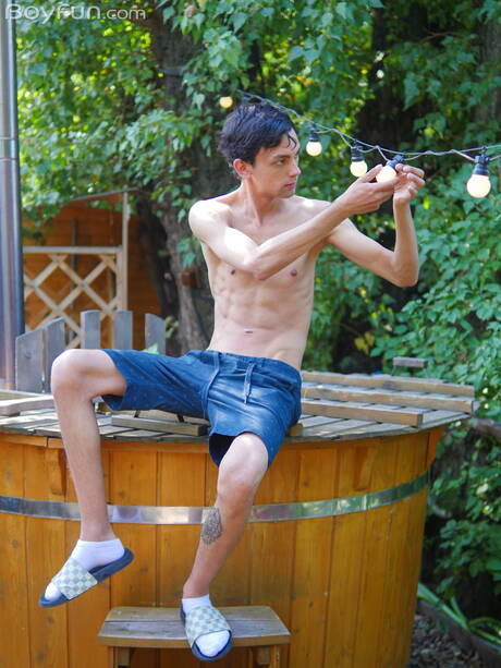 Jonge jongen Carlos Costa poseert naakt buiten