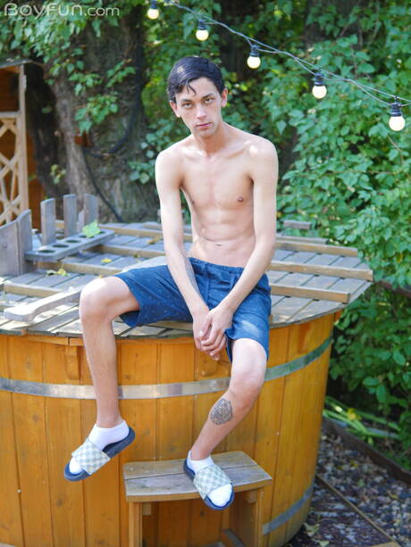 Jonge jongen Carlos Costa poseert naakt buiten