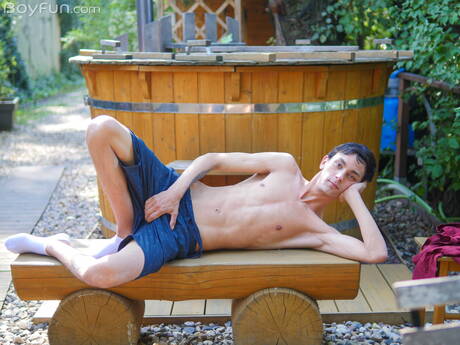 Jonge jongen Carlos Costa poseert naakt buiten