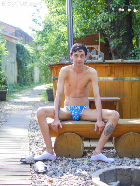 Jonge jongen Carlos Costa poseert naakt buiten